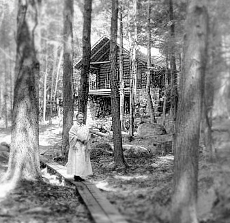 photo of log cabin in New Hampshire